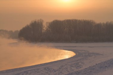 Sibirya'da Nehri'nde Kış kış soğuk günbatımı