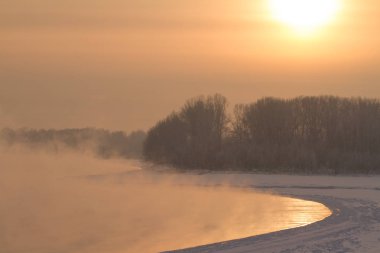 Sibirya'da Nehri'nde Kış kış soğuk günbatımı
