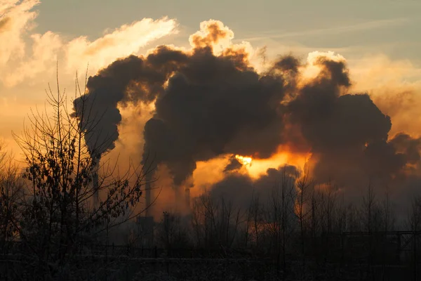 La planta con humo y contaminación del aire sucia — Foto de Stock