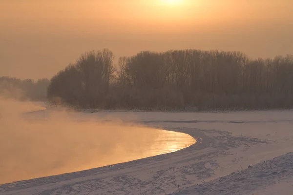 Invierno helada puesta de sol en el río en Siberia en invierno — Foto de Stock