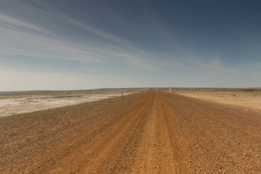 Yaz aylarında Kurumuş Aral denizi, tuzlu, gezegende su krizi ve iklim değişikliği kavramı