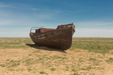 Karada eski bir gemi. kurutulmuş Aral denizin dibinde
