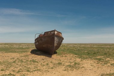 Karada eski bir gemi. kurutulmuş Aral denizin dibinde