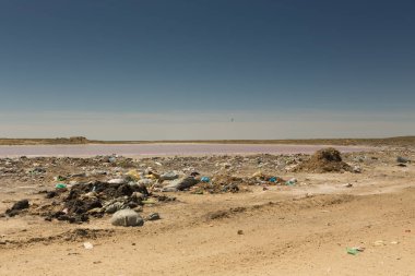 Pembe su ile su teknik göl yakınında Yasadışı çöplük