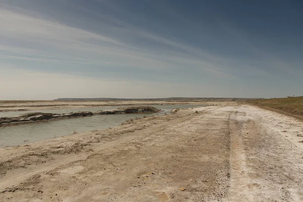 El seco mar de Aral en verano, la crisis del agua en el planeta y el concepto de cambio climático — Foto de Stock