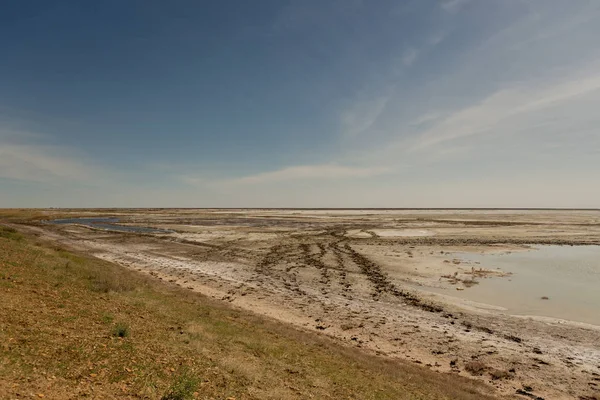 Il prosciugato mare d'Aral in estate, la crisi idrica sul pianeta e il concetto di cambiamento climatico — Foto Stock