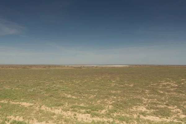 Consecuencias del desastre del mar de Aral.Estepa y arena en el sitio del antiguo fondo del mar de Aral.Kazajstán — Foto de Stock