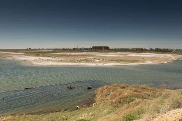 Puerto pesquero seco en el mar de Aral en la ciudad de Aral — Foto de Stock