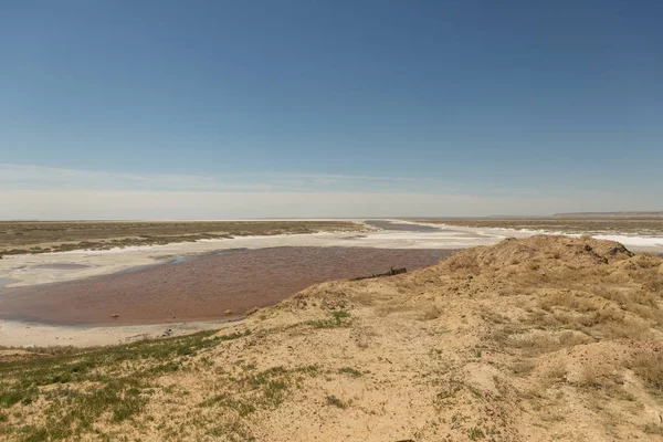 Mar de Aral.Parte del seco Mar de Aral, marismas saladas y agua industrial cerca de la ciudad de Aralsk.Kazajstán — Foto de Stock