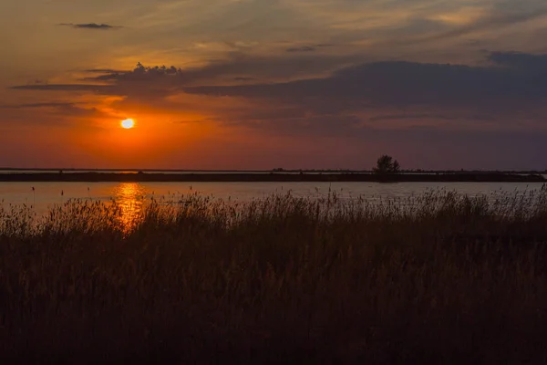 暖かな春の夜に湖の夕日 — ストック写真