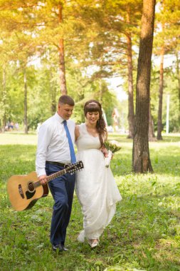 Mutlu genç çift dışarıda eğleniyor ve gülümsüyor..