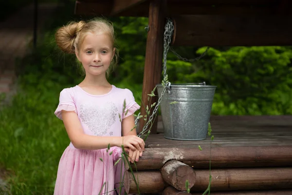 Mutlu genç çift dışarıda eğleniyor ve gülümsüyor..