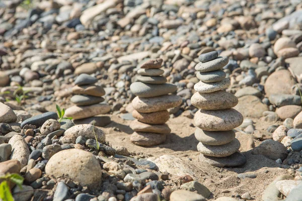 Pyramid av stenar på vattnet mot den ljusa himlen — Stockfoto