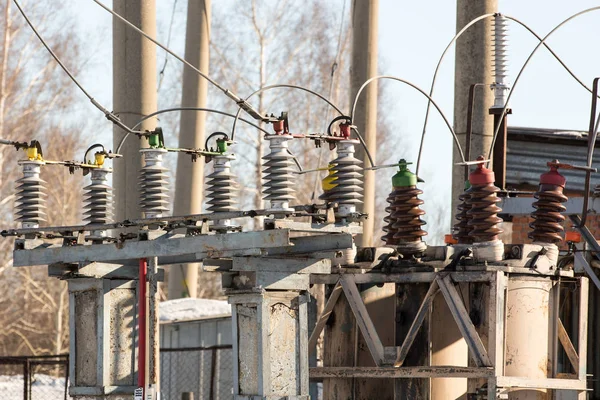 Kış günü içinde yüksek gerilim elektrik Trafo Merkezi — Stok fotoğraf