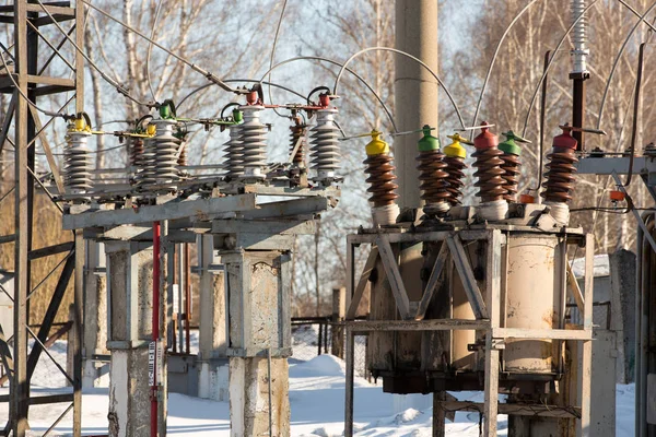 Високовольтна електростанція в зимовий день — стокове фото