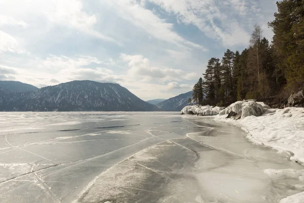 冬のテレツコーイ湖の表面の亀裂からの氷の上の美しい図面のビュー、ロシア — ストック写真