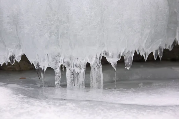 Viele kleine dünne Eiszapfen mit winzigem Tropfen — Stockfoto