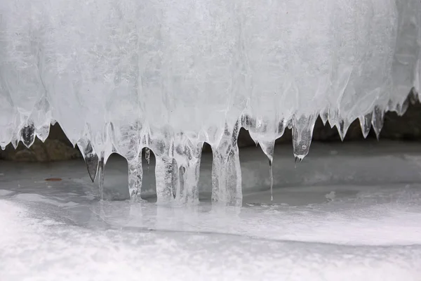 Muitos pequeno gelo fino com gotejamento minúsculo — Fotografia de Stock