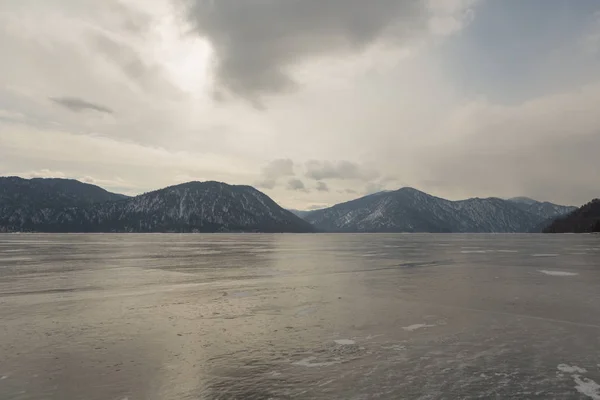 Θέα των όμορφων σχεδίων στον πάγο από ρωγμές και φυσαλίδες από βαθύ αέριο στην επιφάνεια της λίμνης Teletskoye το χειμώνα, Ρωσία — Φωτογραφία Αρχείου