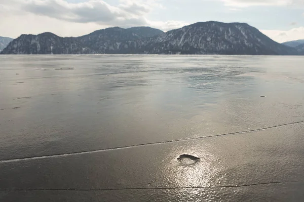Veduta di bellissimi disegni su ghiaccio da crepe sulla superficie del lago Teletskoye in inverno, Russia — Foto Stock