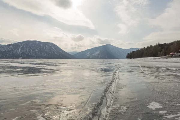Veduta di bellissimi disegni su ghiaccio da crepe e bolle di gas profondo sulla superficie del lago Teletskoye in inverno, Russia — Foto Stock