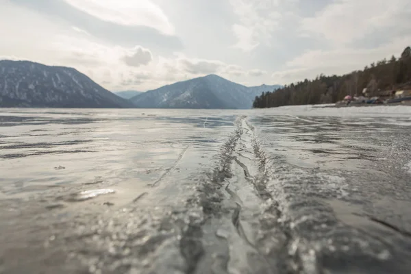 Uitzicht op prachtige tekeningen op ijs van scheuren en bubbels van diep gas op het oppervlak van het Teletskoye-meer in de winter, Rusland — Stockfoto
