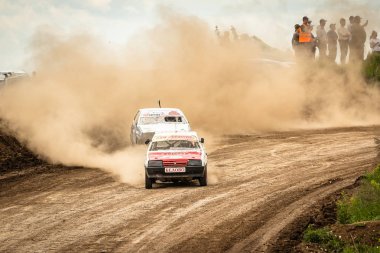 Geleneksel ralli. Yarış arabası dik bir dönüş, saçılma, kir, toz püskürtme içine sürücüler. Aşırı ralli, Autocross