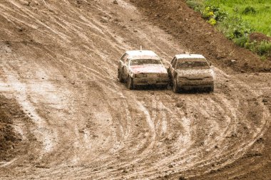 Geleneksel ralli. Yarış arabası dik bir dönüş, saçılma, kir, toz püskürtme içine sürücüler. Aşırı ralli, Autocross