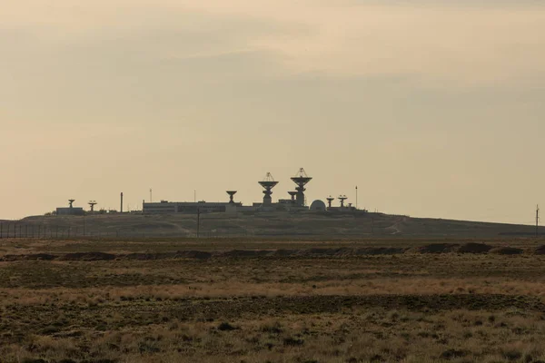 Uzay limanında anten. Baikonur Cosmodrome 'da takip Merkezi, roket fırlatma sinyalizasyon istasyonu. Uzay teknolojisi
