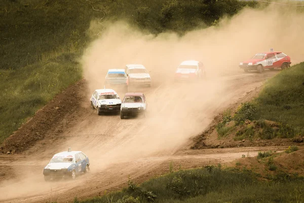 Geleneksel ralli. Yarış arabası dik bir dönüş, saçılma, kir, toz püskürtme içine sürücüler. Aşırı ralli, Autocross — Stok fotoğraf