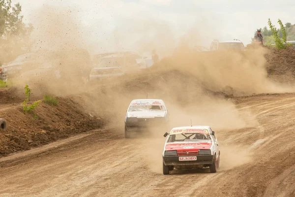 Raduno tradizionale.L'auto da corsa guida in una curva ripida, dispersione, spruzzatura di sporcizia, polvere. Raduno estremo, autocross — Foto Stock