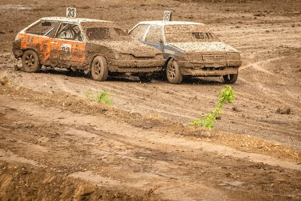 Geleneksel ralli. Yarış arabası dik bir dönüş, saçılma, kir, toz püskürtme içine sürücüler. Aşırı ralli, Autocross — Stok fotoğraf