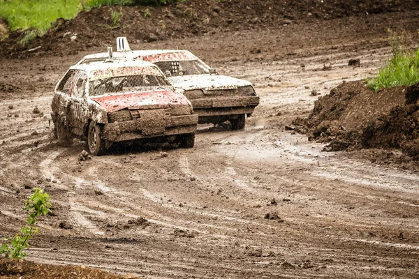 Tradycyjny rajd. Samochód wyścigowy jeździ w stromym zakręcie, rozpraszając, rozpylając brud, kurz. Rajd ekstremalny, autocross — Zdjęcie stockowe