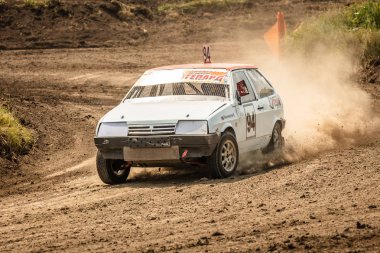 Geleneksel ralli. Yarış arabası dik bir dönüş, saçılma, kir, toz püskürtme içine sürücüler. Aşırı ralli, Autocross