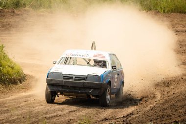 Geleneksel ralli. Yarış arabası dik bir dönüş, saçılma, kir, toz püskürtme içine sürücüler. Aşırı ralli, Autocross