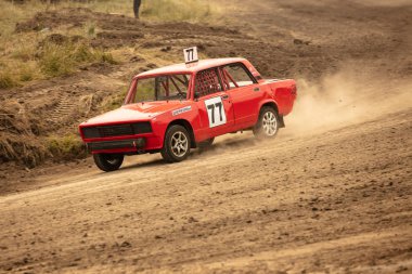 Geleneksel ralli. Yarış arabası dik bir dönüş, saçılma, kir, toz püskürtme içine sürücüler. Aşırı ralli, Autocross