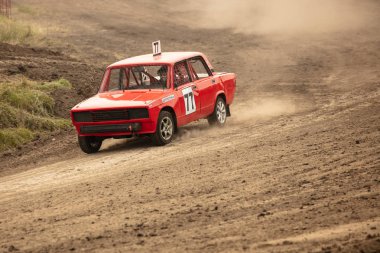 Geleneksel ralli. Yarış arabası dik bir dönüş, saçılma, kir, toz püskürtme içine sürücüler. Aşırı ralli, Autocross