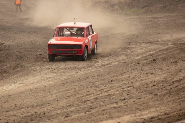 Geleneksel ralli. Yarış arabası dik bir dönüş, saçılma, kir, toz püskürtme içine sürücüler. Aşırı ralli, Autocross
