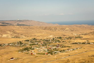 Güneşli bir yaz gününde dağlardan, kırlardan, denizden ve köyden panoramik manzara. Ukrayna, Kırım
