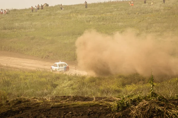 Traditional rally .The racing car drives into a steep turn, scattering, spraying dirt, dust. Extreme rally, autocross — Stock Photo, Image