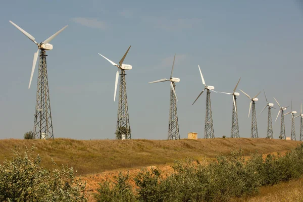 Yenilenebilir enerji üretimi için yel değirmenleri grubu, Rusya, Kırım — Stok fotoğraf