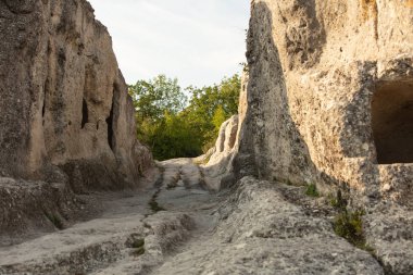 Eski-Kermen, Kırım Yarımadası'nın Güney-Batı kesiminde, Bakhchisarai'nin 14 km güneyinde ve ortaçağ kenti Mangup-Kale'nin kalıntılarının 5 km kuzeybatısında yer alan bir ortaçağ kalesidir. Adı i