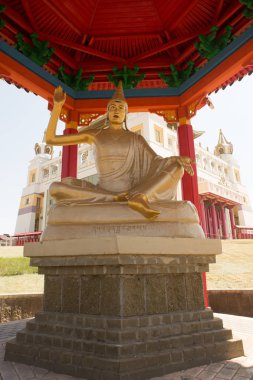 Budist tapınağı Altın Abode Buda Shakyamuni Elista, Kalmukya Cumhuriyeti, Rusya, Nalanda manastırının 17 büyük Pandits heykelleri.
