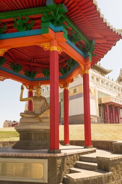 Budist tapınağı Altın Abode Buda Shakyamuni Elista, Kalmukya Cumhuriyeti, Rusya, Nalanda manastırının 17 büyük Pandits heykelleri.