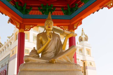 Budist tapınağı Altın Abode Buda Shakyamuni Elista, Kalmukya Cumhuriyeti, Rusya, Nalanda manastırının 17 büyük Pandits heykelleri.