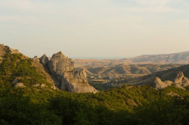 Güneş Vadisi civarındaki Kırım Dağları. Ukrayna