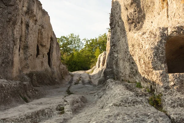 Eski-Kermen, Kırım Yarımadası'nın Güney-Batı kesiminde, Bakhchisarai'nin 14 km güneyinde ve ortaçağ kenti Mangup-Kale'nin kalıntılarının 5 km kuzeybatısında yer alan bir ortaçağ kalesidir. Adı i