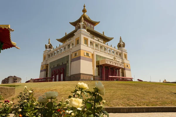 Boeddhistische tempel Golden Abode van Boeddha Shakyamuni in Elista, Republiek Kalmykia, Rusland. — Stockfoto