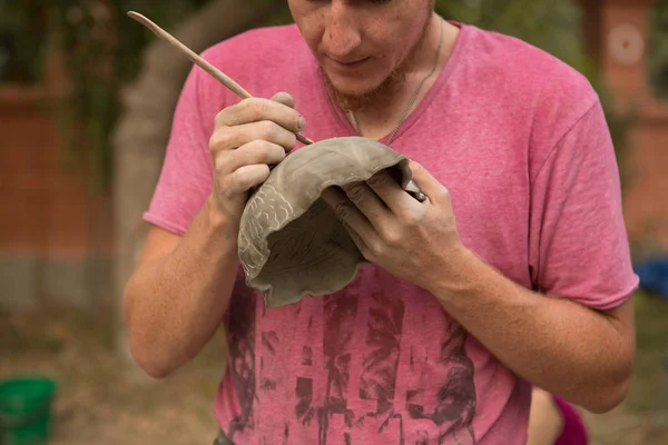 Nahaufnahme aus der Hand des Töpfers bemalt einen Topfkrug aus Ton — Stockfoto