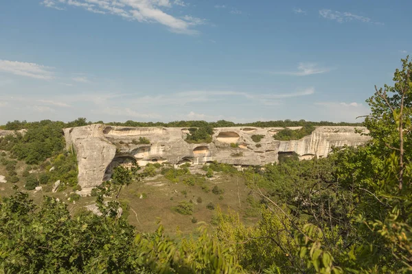 Eski-Kermen, Kırım Yarımadası'nın Güney-Batı kesiminde, Bakhchisarai'nin 14 km güneyinde ve ortaçağ kenti Mangup-Kale'nin kalıntılarının 5 km kuzeybatısında yer alan bir ortaçağ kalesidir. Adı i